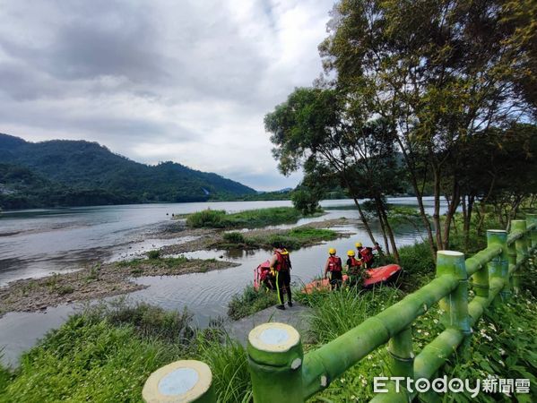 ▲新店廣興河濱公園傳出溺水意外，警消人員出動船艇救援。（圖／記者陸運陞翻攝）