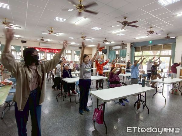 ▲嘉南藥理大學走進台南西港社區，辦理樂齡健康運動與金獅面具創作工坊，長輩與學生同樂共學，現場互動熱絡。（記者林東良翻攝，下同）