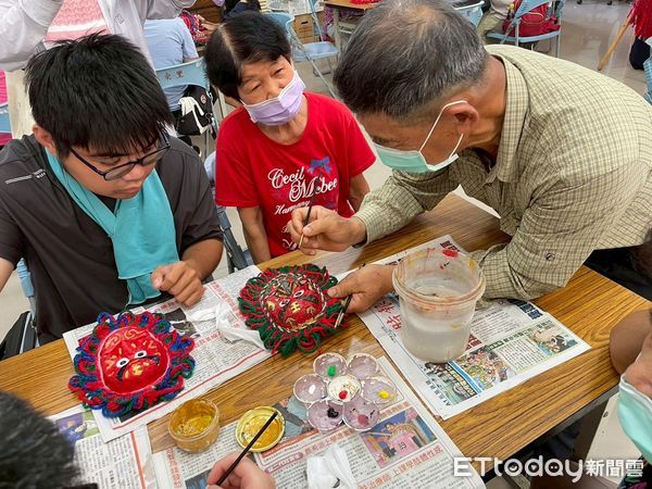 ▲嘉南藥理大學走進台南西港社區，辦理樂齡健康運動與金獅面具創作工坊，長輩與學生同樂共學，現場互動熱絡。（記者林東良翻攝，下同）