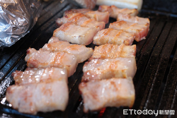 ▲金豬食堂菜單搶先看！五花肉單點450元　開幕日早上9點發號碼牌。（圖／記者黃士原攝）