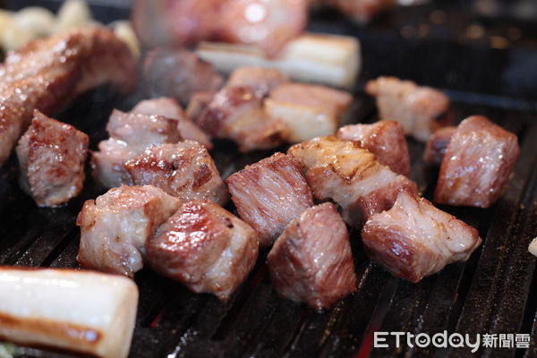 ▲金豬食堂菜單搶先看！五花肉單點450元　開幕日早上9點發號碼牌。（圖／記者黃士原攝）