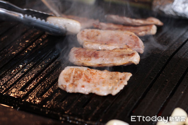 ▲金豬食堂菜單搶先看！五花肉單點450元　開幕日早上9點發號碼牌。（圖／記者黃士原攝）