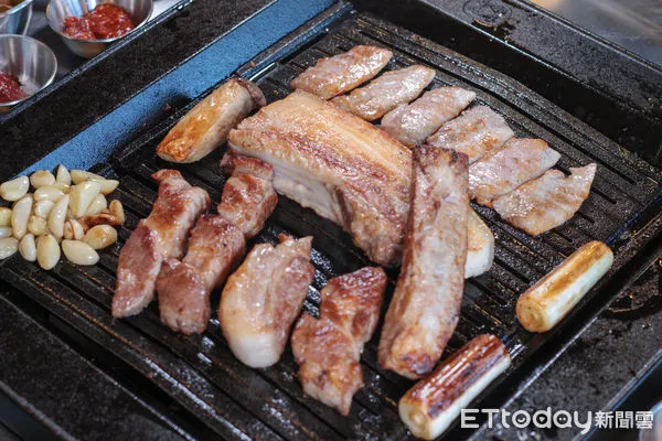 ▲金豬食堂菜單搶先看！五花肉單點450元　開幕日早上9點發號碼牌。（圖／記者黃士原攝）