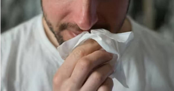 一名巡山員不知為何持續嗅到屍臭味，且情況長達好幾個月，直到某日他赫然發現打出「黑色鼻涕」，就醫才知原來是鼻腔發黴，甚至被檢查出罹患糖尿病。（示意圖／翻攝自unsplash）