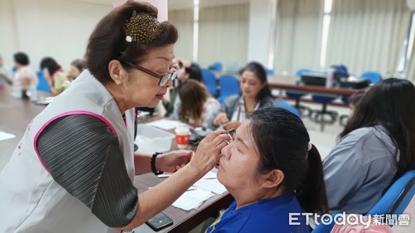▲台南就業中心母親節前夕辦理「媽媽的職場變身日」，婦女學員在講師帶領下體驗面試妝容與穿搭技巧，現場氣氛溫馨歡樂。（記者林東良翻攝，下同）
