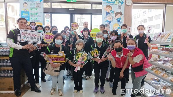 ▲台南就業中心母親節前夕辦理「媽媽的職場變身日」，婦女學員在講師帶領下體驗面試妝容與穿搭技巧，現場氣氛溫馨歡樂。（記者林東良翻攝，下同）