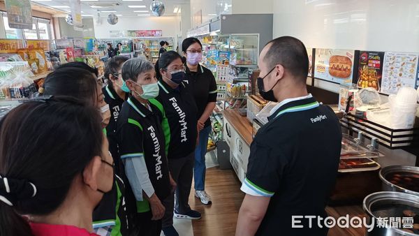 ▲台南就業中心母親節前夕辦理「媽媽的職場變身日」，婦女學員在講師帶領下體驗面試妝容與穿搭技巧，現場氣氛溫馨歡樂。（記者林東良翻攝，下同）