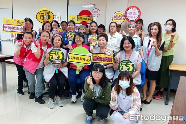 ▲台南就業中心母親節前夕辦理「媽媽的職場變身日」，婦女學員在講師帶領下體驗面試妝容與穿搭技巧，現場氣氛溫馨歡樂。（記者林東良翻攝，下同）