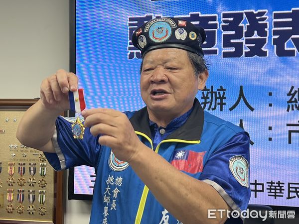 ▲台南市議會舉行「空航技校友勳獎章交流展」記者會，展出百枚歷史勳章與證書，重現軍人榮耀。（記者林東良翻攝，下同）