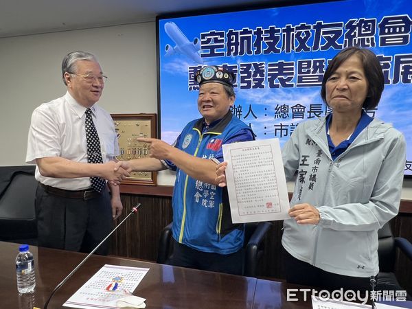 ▲台南市議會舉行「空航技校友勳獎章交流展」記者會，展出百枚歷史勳章與證書，重現軍人榮耀。（記者林東良翻攝，下同）