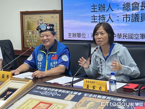 ▲台南市議會舉行「空航技校友勳獎章交流展」記者會，展出百枚歷史勳章與證書，重現軍人榮耀。（記者林東良翻攝，下同）
