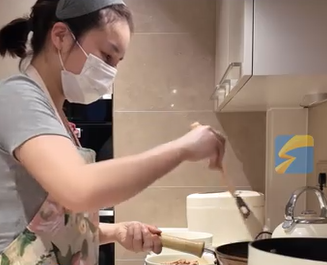 ▲▼女子「到府煮飯」月入8萬元。（圖／翻攝自閃電新聞）