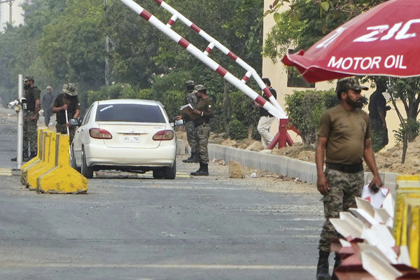 ▲▼2025年5月1日，巴基斯坦部隊在拉哈爾（Lahore）附近、與印度接壤邊境的檢查哨站。（圖／達志影像／美聯社）