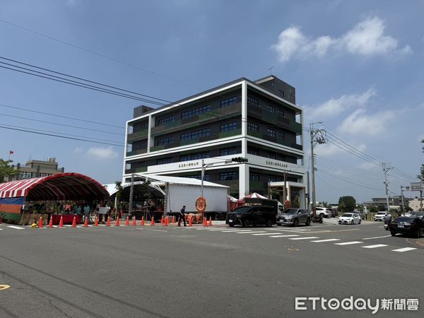 ▲▼    嘉義縣長翁章梁主持六腳鄉公所新建行政大樓啟用剪綵   。（圖／記者翁伊森攝）