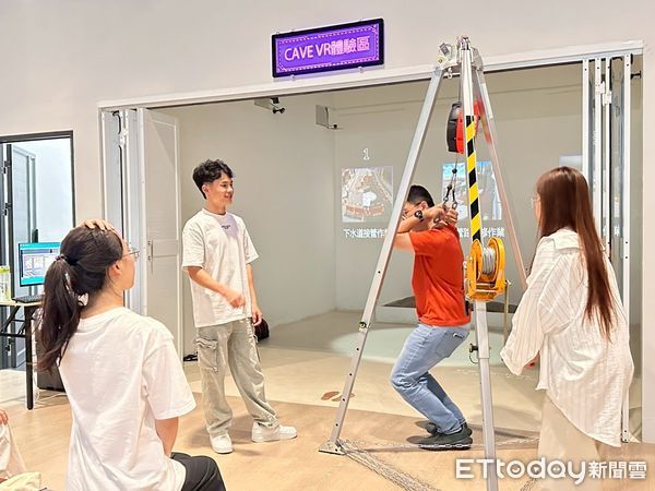 ▲嘉南藥理大學與中華醫大國際學生體驗XR沉浸式職安訓練，模擬實境提升防災意識。（記者林東良翻攝，下同）