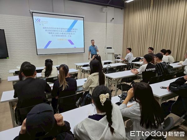 ▲嘉南藥理大學與中華醫大國際學生體驗XR沉浸式職安訓練，模擬實境提升防災意識。（記者林東良翻攝，下同）