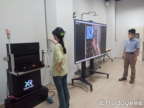 ▲嘉南藥理大學與中華醫大國際學生體驗XR沉浸式職安訓練，模擬實境提升防災意識。（記者林東良翻攝，下同）
