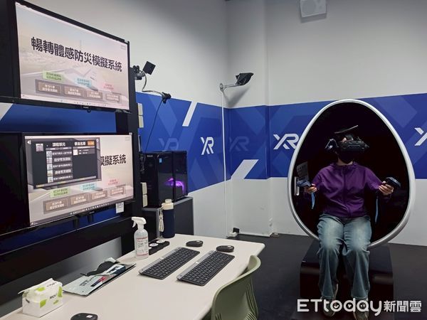 ▲嘉南藥理大學與中華醫大國際學生體驗XR沉浸式職安訓練，模擬實境提升防災意識。（記者林東良翻攝，下同）