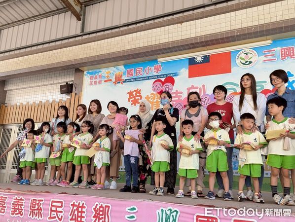 ▲▼  三興國小溫馨慶母親節 跳蚤市場盈餘捐贈弱勢團體傳遞愛心   。（圖／三興國小提供）