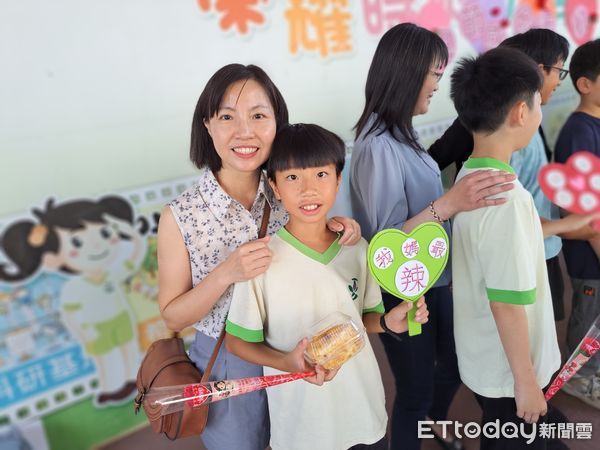 ▲▼  三興國小溫馨慶母親節 跳蚤市場盈餘捐贈弱勢團體傳遞愛心   。（圖／三興國小提供）