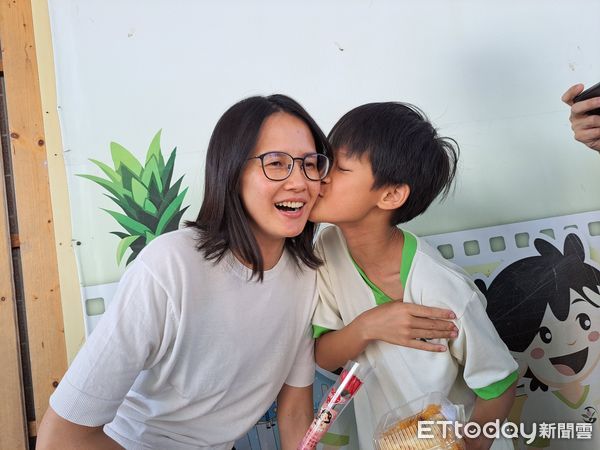 ▲▼  三興國小溫馨慶母親節 跳蚤市場盈餘捐贈弱勢團體傳遞愛心   。（圖／三興國小提供）