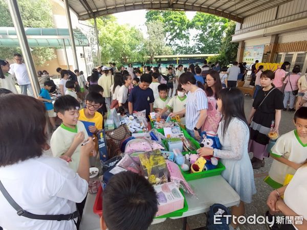 ▲▼  三興國小溫馨慶母親節 跳蚤市場盈餘捐贈弱勢團體傳遞愛心   。（圖／三興國小提供）