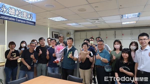 ▲台南市教育局舉辦母親節贈花活動，局長鄭新輝親送火鶴花向同仁與全台母親獻上祝福。（記者林東良翻攝，下同）