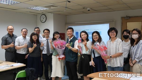 ▲台南市教育局舉辦母親節贈花活動，局長鄭新輝親送火鶴花向同仁與全台母親獻上祝福。（記者林東良翻攝，下同）