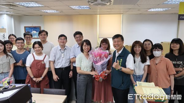 ▲台南市教育局舉辦母親節贈花活動，局長鄭新輝親送火鶴花向同仁與全台母親獻上祝福。（記者林東良翻攝，下同）