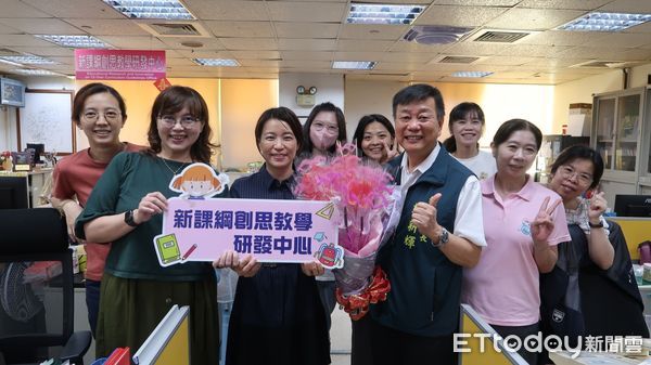 ▲台南市教育局舉辦母親節贈花活動，局長鄭新輝親送火鶴花向同仁與全台母親獻上祝福。（記者林東良翻攝，下同）