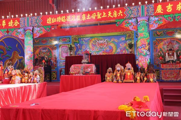 ▲雲林六房媽本年度輪值股為土庫鎮過港，今日舉行臨時紅壇啟用儀式暨新歌發表會，為5月10日過爐儀式暖身。（圖／記者游瓊華翻攝）