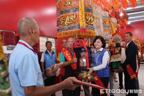 ▲雲林六房媽本年度輪值股為土庫鎮過港，今日舉行臨時紅壇啟用儀式暨新歌發表會，為5月10日過爐儀式暖身。（圖／記者游瓊華翻攝）