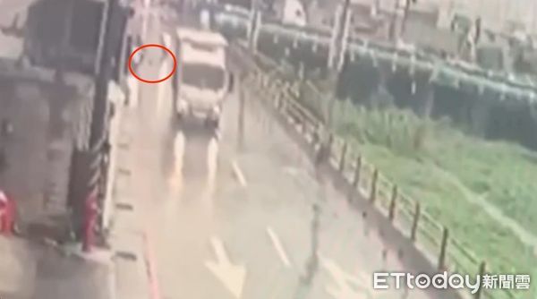 ▲▼監視器拍下一輛小貨車行經時，路面人孔蓋突彈飛，周姓婦人撞上人孔蓋後摔飛倒地             。（圖／記者陳以昇翻攝）