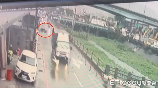 ▲▼監視器拍下一輛小貨車行經時，路面人孔蓋突彈飛，周姓婦人撞上人孔蓋後摔飛倒地             。（圖／記者陳以昇翻攝）