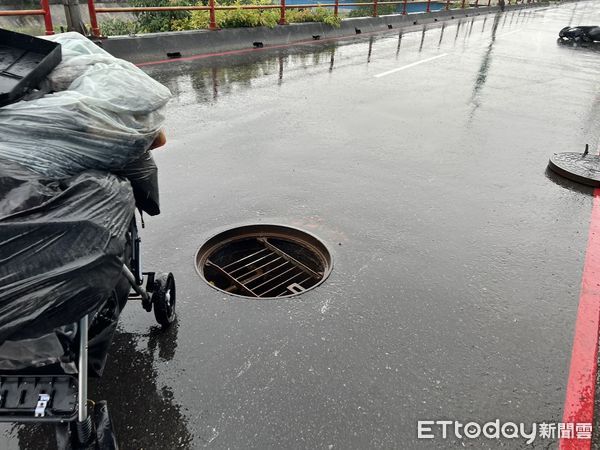 ▲▼監視器拍下一輛小貨車行經時，路面人孔蓋突彈飛，周姓婦人撞上人孔蓋後摔飛倒地             。（圖／記者陳以昇翻攝）