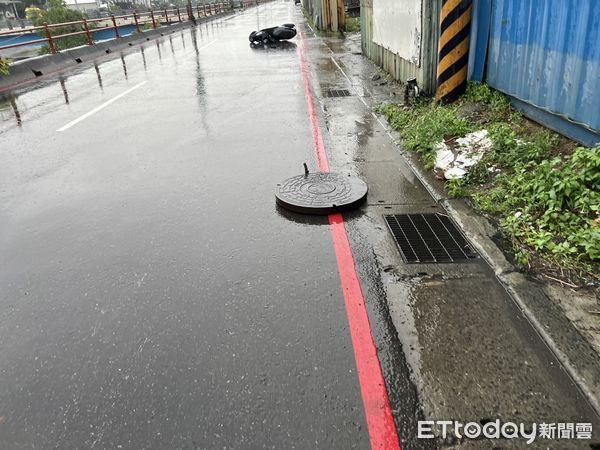 ▲▼監視器拍下一輛小貨車行經時，路面人孔蓋突彈飛，周姓婦人撞上人孔蓋後摔飛倒地             。（圖／記者陳以昇翻攝）