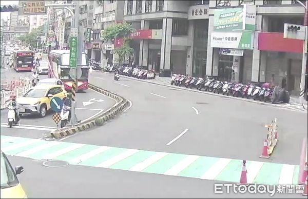 ▲陳男煞車不及追撞林男，雙方一言不合當街大打出手。（圖／記者陸運陞翻攝）