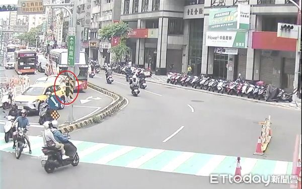 ▲陳男煞車不及追撞林男，雙方一言不合當街大打出手。（圖／記者陸運陞翻攝）