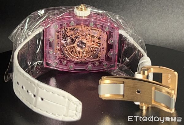 ▲▼全球限量7支3000萬RM粉鑽錶「下周台中法拍」　檢特地花15萬原廠鑑定。（圖／台中分署提供）