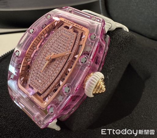 ▲▼全球限量7支3000萬RM粉鑽錶「下周台中法拍」　檢特地花15萬原廠鑑定。（圖／台中分署提供）