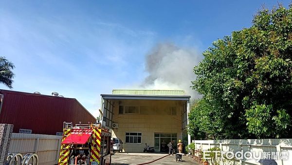 ▲台南市永康區民族路一處洗髮精品倉庫8日下午發生火警，消防人車趕抵搶救控制火勢。（記者林東良翻攝，下同）