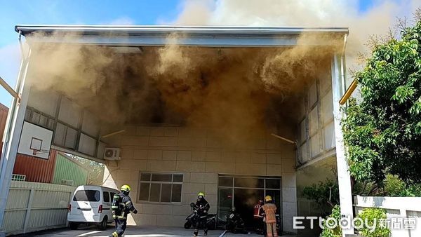 ▲台南市永康區民族路一處洗髮精品倉庫8日下午發生火警，消防人車趕抵搶救控制火勢。（記者林東良翻攝，下同）