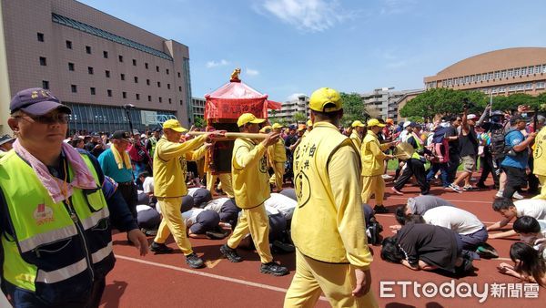 ▲▼             白沙屯媽祖停駕正德高中，學生們操場排隊鑽轎腳。（圖／記者黃彥傑攝，下同）