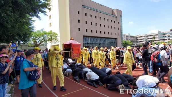 ▲▼             白沙屯媽祖停駕正德高中，學生們操場排隊鑽轎腳。（圖／記者黃彥傑攝，下同）