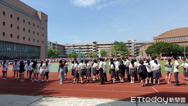 ▲▼             白沙屯媽祖停駕正德高中，學生們操場排隊鑽轎腳。（圖／記者黃彥傑攝，下同）
