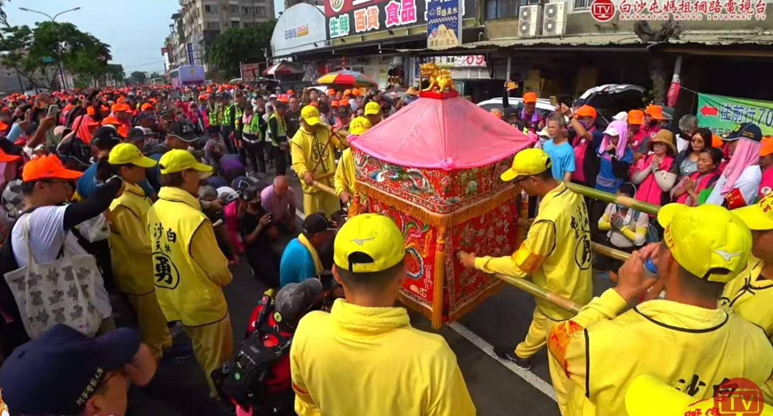 ▲彰化媽媽抱兒子跪地求媽祖。（圖／翻攝自白沙屯媽祖網路電視台）