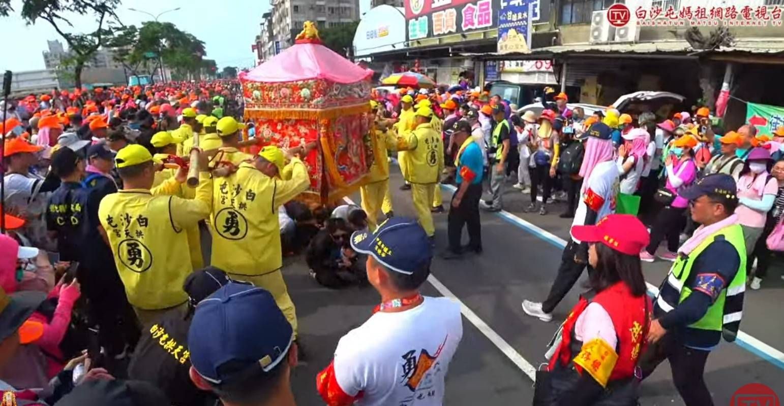 ▲彰化媽媽抱兒子跪地求媽祖。（圖／翻攝自白沙屯媽祖網路電視台）