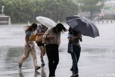 廣州暴雨!通勤族上班上學濕一片 民眾紛曬「雙腳泡水圖」取暖
