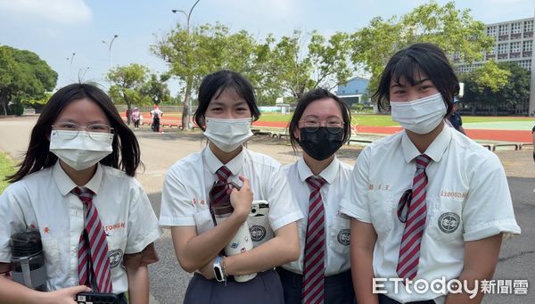 ▲▼             白沙屯媽祖停駕正德高中，學生們操場排隊鑽轎腳。（圖／記者黃資真攝，下同）