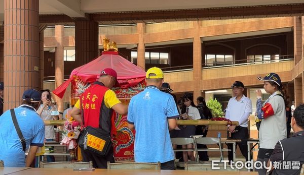 ▲▼             白沙屯媽祖停駕正德高中。（圖／記者黃資真攝）